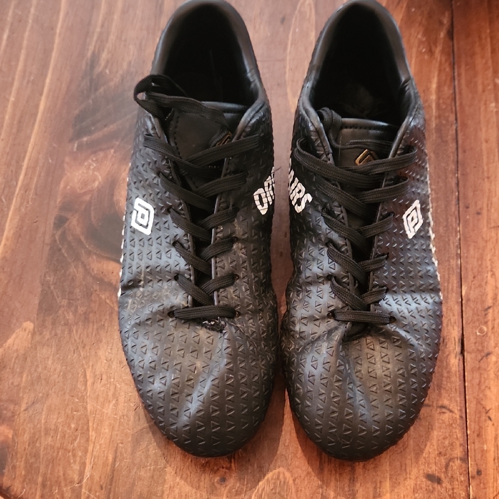 Umbro Black Textured Athletic Shoes